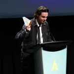 Leon Korzyński director de‘Kamathipura Express’ en la ceremonia de los Oscar estudiantiles. Foto cortesía