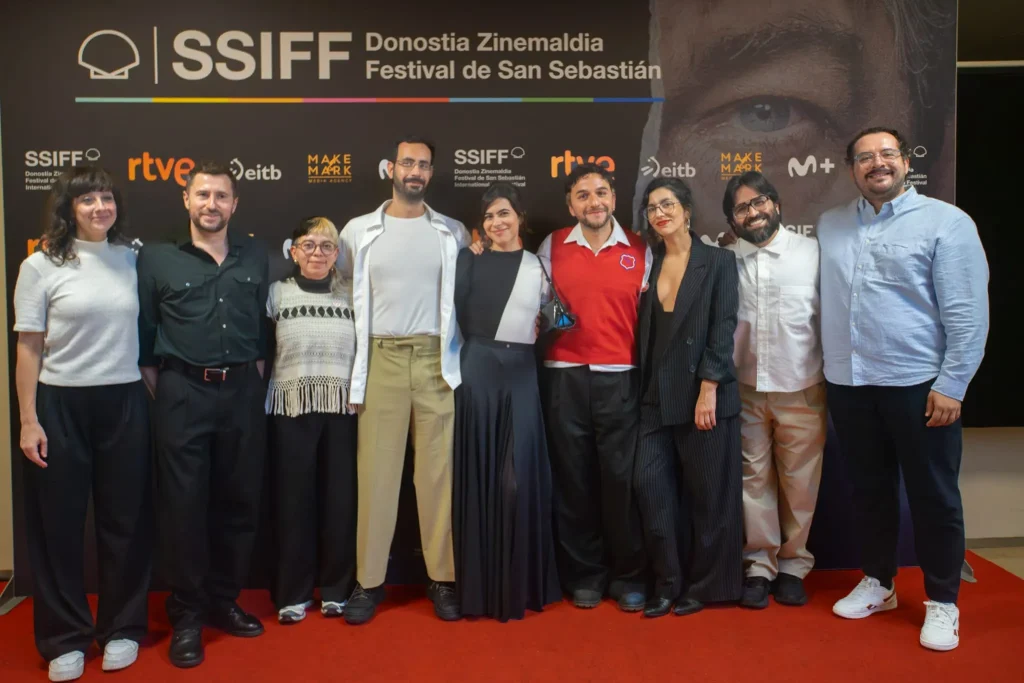 Parte del jurado del Sebastiane Latino ganado por el film mexicano "Seis meses en el edificio rosa con azul" con represesntantes de QueerCineMad con Maitena Santano (programadora) y Miguel Lafuente, (director artístico del festival), Lau Charles (directora de cine), Carlos H. Quiñones (productor del film), Sofía Espinosa (protagonista del film), Bruno Santamaría Razo (director), Marco Pavel Cortés Almánzar (Director de Programación del FICG y director del Premio Maguey) y Enrique Flores ( Director de Relaciones Públicas del FICG)