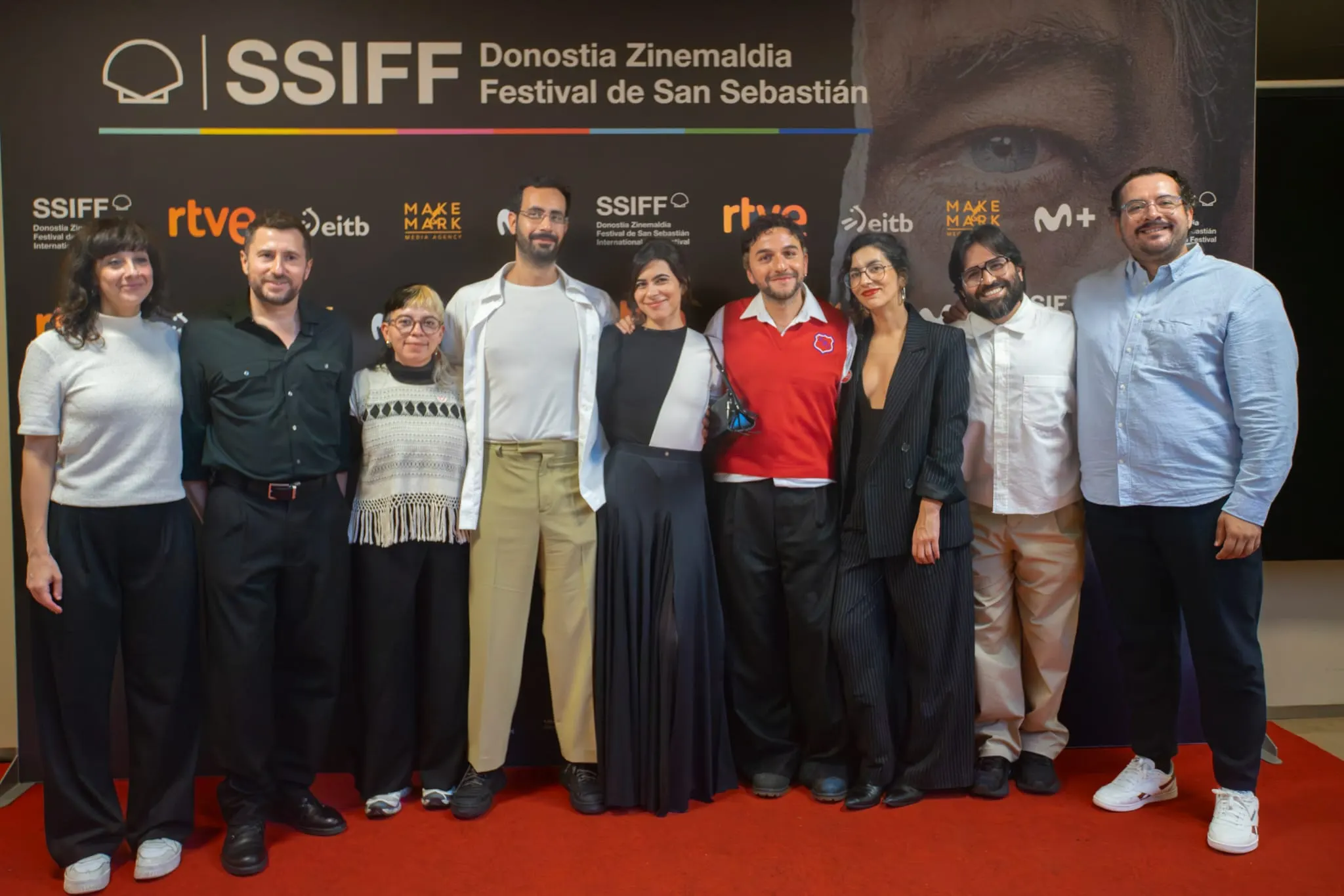 Parte del jurado del Sebastiane Latino ganado por el film mexicano "Seis meses en el edificio rosa con azul" con represesntantes de QueerCineMad con Maitena Santano (programadora) y Miguel Lafuente, (director artístico del festival), Lau Charles (directora de cine), Carlos H. Quiñones (productor del film), Sofía Espinosa (protagonista del film), Bruno Santamaría Razo (director), Marco Pavel Cortés Almánzar (Director de Programación del FICG y director del Premio Maguey) y Enrique Flores ( Director de Relaciones Públicas del FICG)