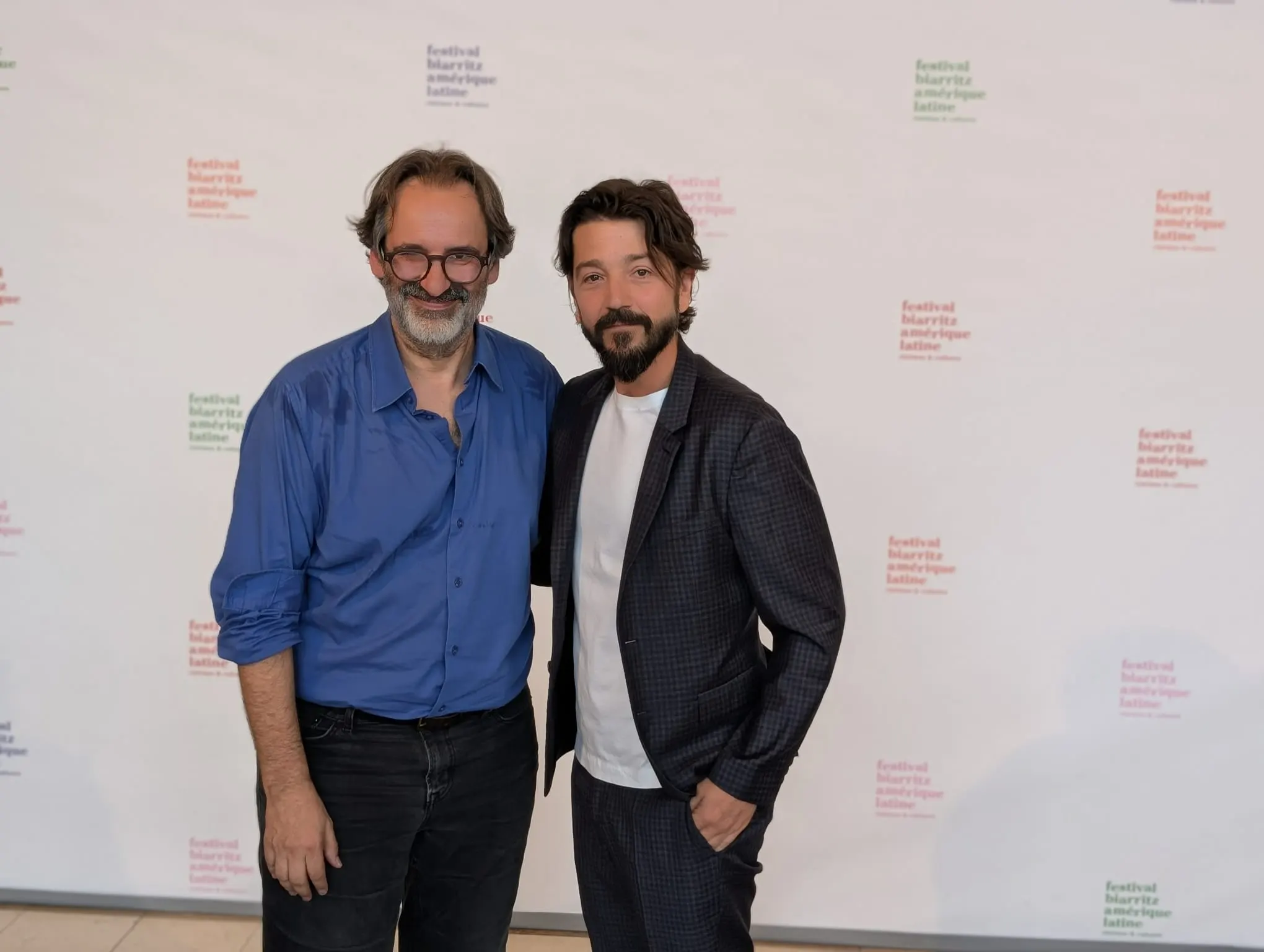 Jean-Christophe Berjon (director del festival) junto a Diego Luna. Foto David Sánchez