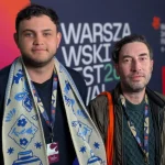 Sergio Tapias en la producción, con el director Felipe Sánchez García en el festival de Varsovia. Foto David Sánchez
