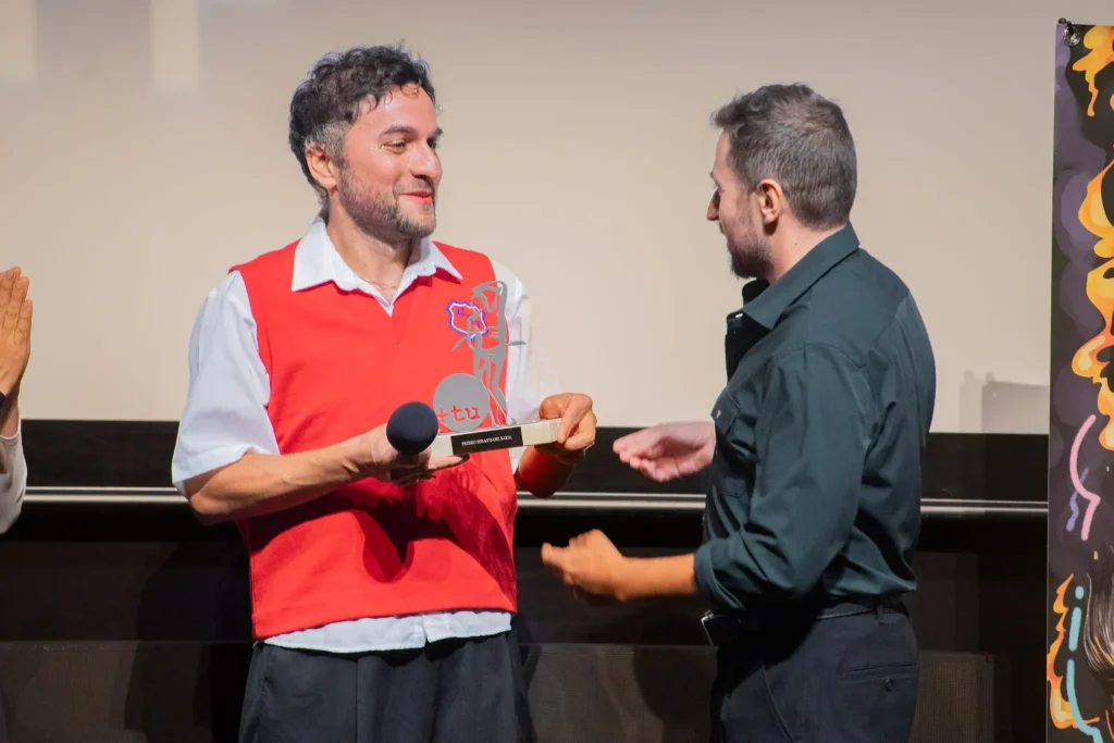 Miguel Lafuente y el director mexicano Bruno Santamaría Razo recibiendo el premio Sebastiane Latino. Foto cortesía Jokin Fernández